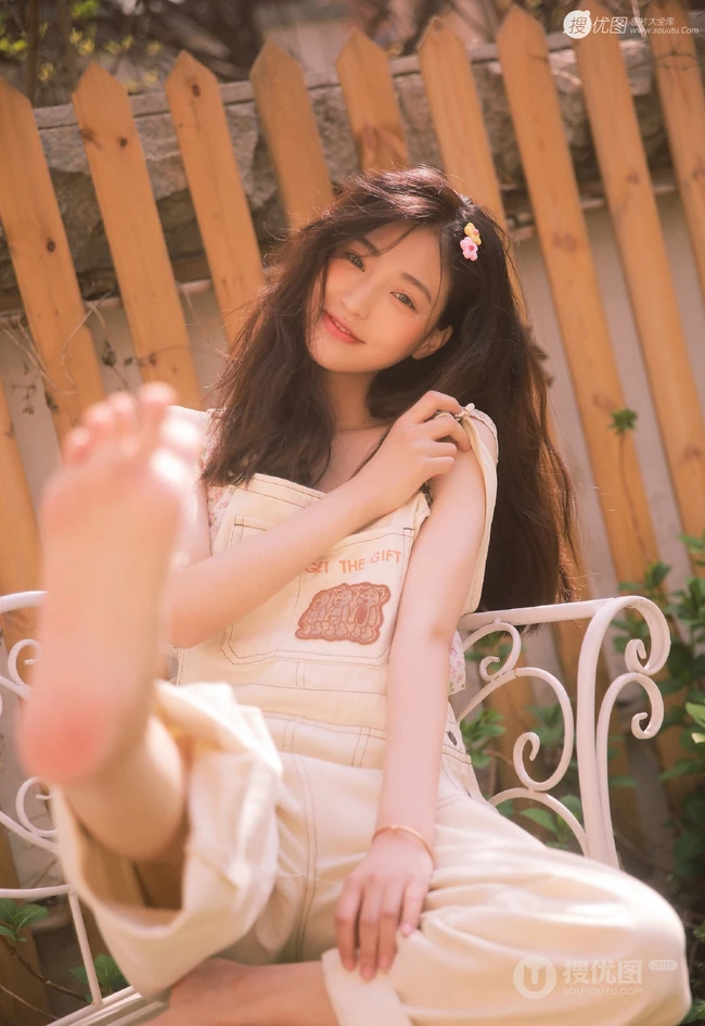 笑容很有感染力，娇嫩青涩肩带连体牛仔裤少女后花园清凉写真