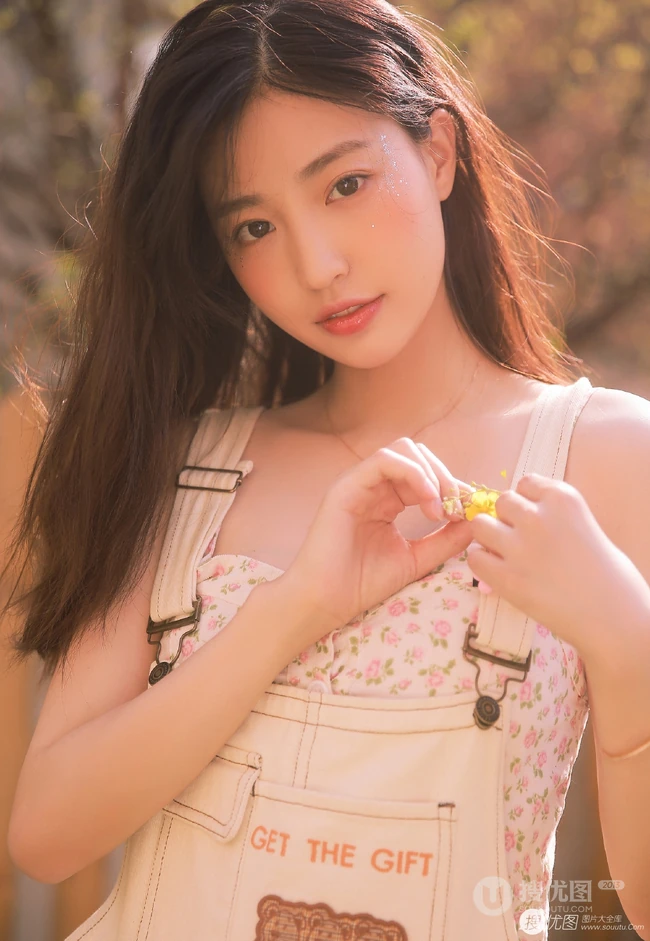 笑容很有感染力，娇嫩青涩肩带连体牛仔裤少女后花园清凉写真