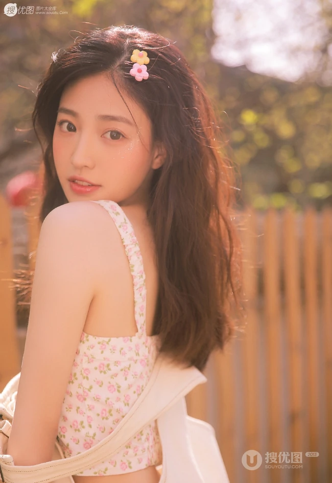 笑容很有感染力，娇嫩青涩肩带连体牛仔裤少女后花园清凉写真