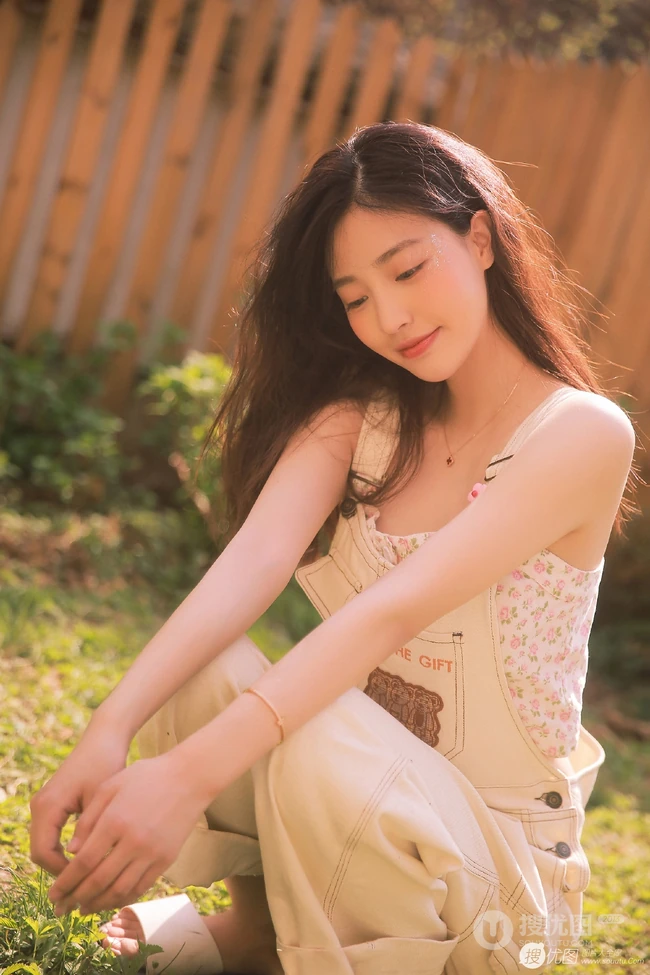 笑容很有感染力，娇嫩青涩肩带连体牛仔裤少女后花园清凉写真
