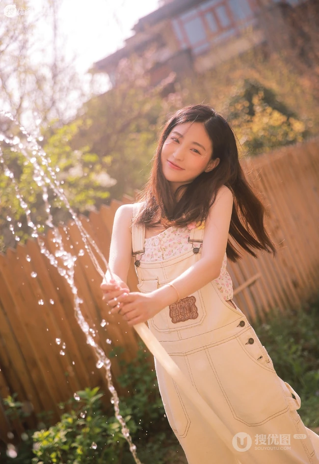 笑容很有感染力，娇嫩青涩肩带连体牛仔裤少女后花园清凉写真