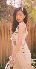 笑容很有感染力，娇嫩青涩肩带连体牛仔裤少女后花园清凉写真