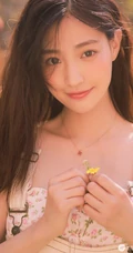 笑容很有感染力，娇嫩青涩肩带连体牛仔裤少女后花园清凉写真