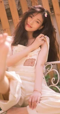 笑容很有感染力，娇嫩青涩肩带连体牛仔裤少女后花园清凉写真
