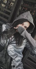 头戴连衫帽的酷酷的长发美女手机壁纸3月28日推荐