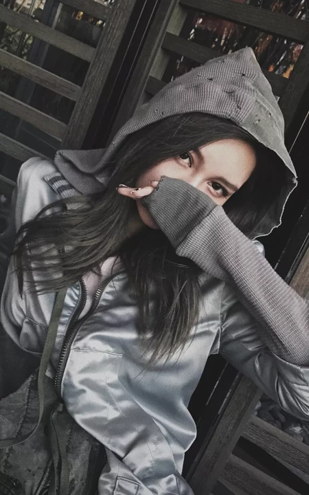 头戴连衫帽的酷酷的长发美女手机壁纸3月28日推荐