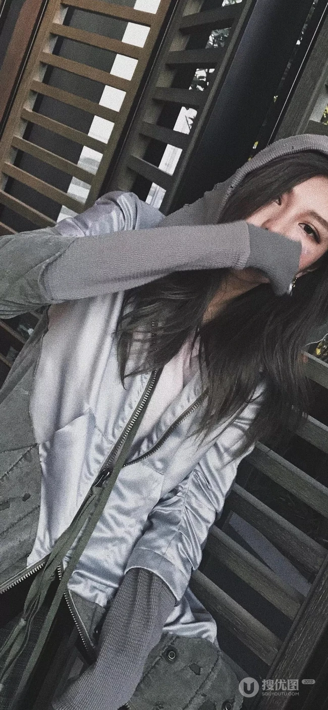 头戴连衫帽的酷酷的长发美女手机壁纸3月28日推荐