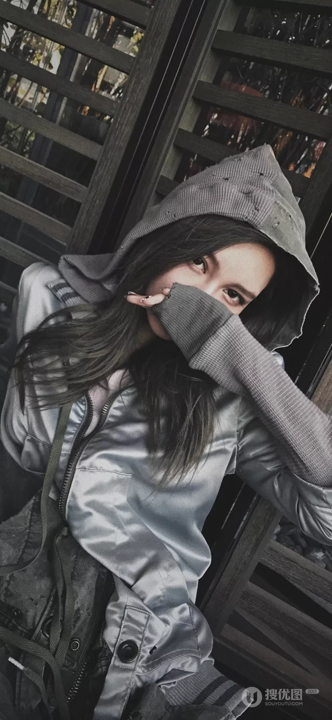头戴连衫帽的酷酷的长发美女手机壁纸3月28日推荐