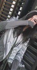 头戴连衫帽的酷酷的长发美女手机壁纸3月28日推荐