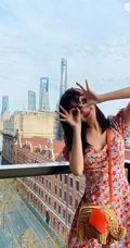 孟子义晒居家阳台可爱自拍生活照，小碎花连衣裙俏丽清爽