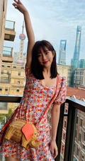 孟子义晒居家阳台可爱自拍生活照，小碎花连衣裙俏丽清爽