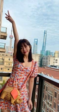 孟子义晒居家阳台可爱自拍生活照，小碎花连衣裙俏丽清爽