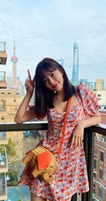 孟子义晒居家阳台可爱自拍生活照，小碎花连衣裙俏丽清爽