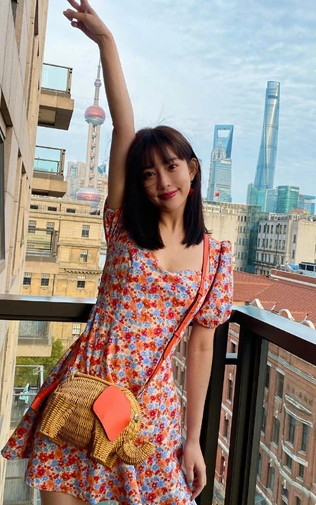 孟子义晒居家阳台可爱自拍生活照，小碎花连衣裙俏丽清爽