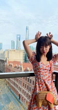 孟子义晒居家阳台可爱自拍生活照，小碎花连衣裙俏丽清爽
