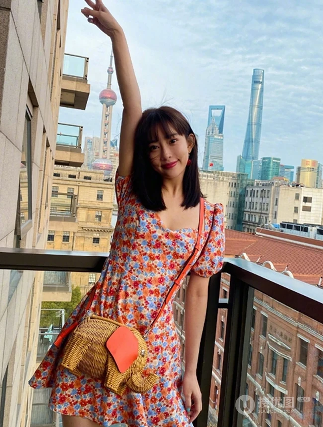 孟子义晒居家阳台可爱自拍生活照，小碎花连衣裙俏丽清爽