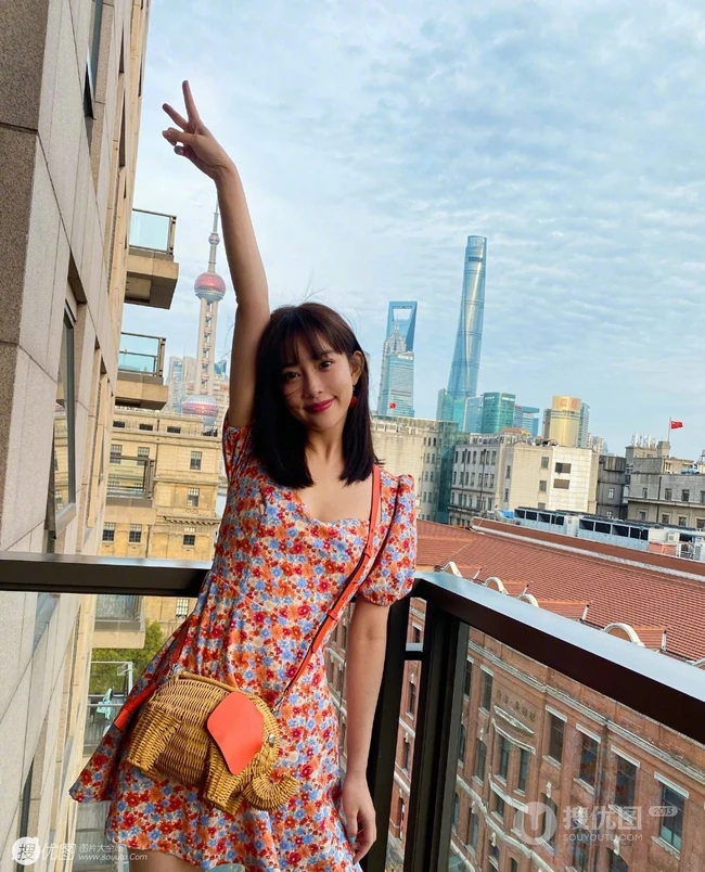 孟子义晒居家阳台可爱自拍生活照，小碎花连衣裙俏丽清爽