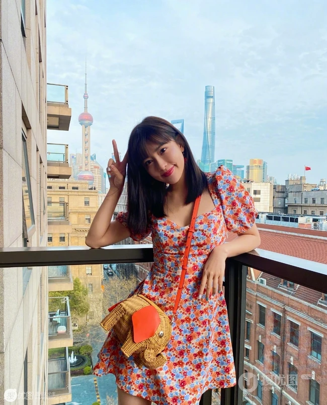 孟子义晒居家阳台可爱自拍生活照，小碎花连衣裙俏丽清爽