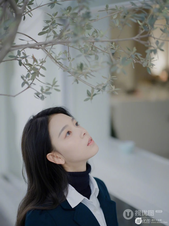 陈瑶朴素西装短裙恬静写真，掩盖不住的优雅气质女生气质