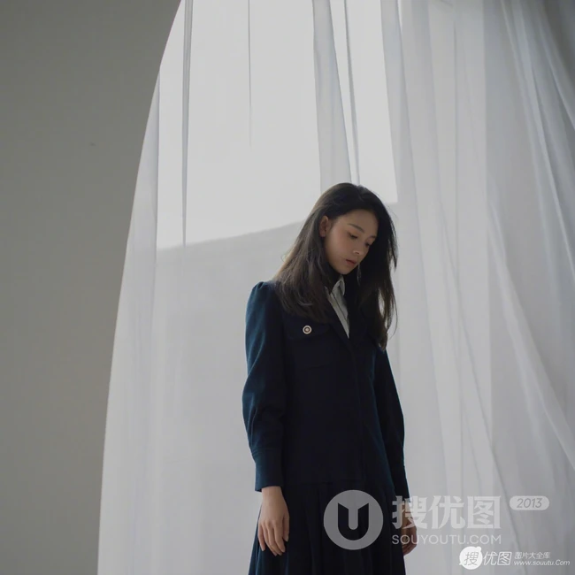 陈瑶朴素西装短裙恬静写真，掩盖不住的优雅气质女生气质