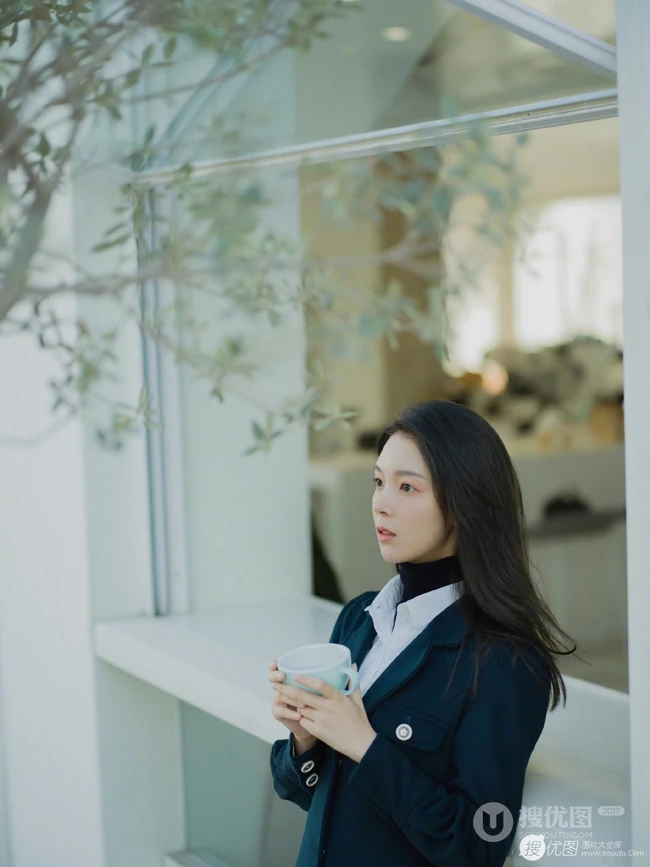陈瑶朴素西装短裙恬静写真，掩盖不住的优雅气质女生气质