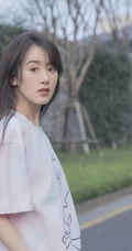 袁冰妍白T恤搭牛仔裤晨练街拍生活照图片