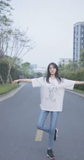 袁冰妍白T恤搭牛仔裤晨练街拍生活照图片