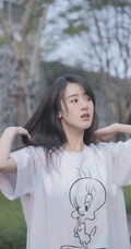 袁冰妍白T恤搭牛仔裤晨练街拍生活照图片