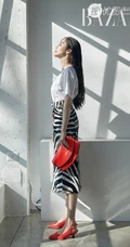 韩国气质时尚女生朴敏英杂志封面写真图集，美背长腿气质超美