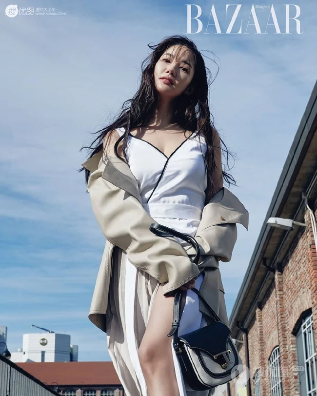 韩国气质时尚女生朴敏英杂志封面写真图集，美背长腿气质超美