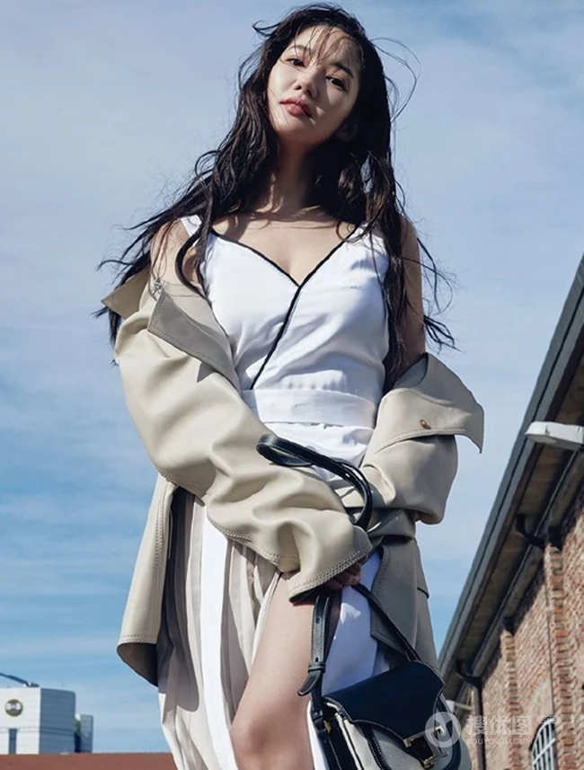 韩国气质时尚女生朴敏英杂志封面写真图集，美背长腿气质超美