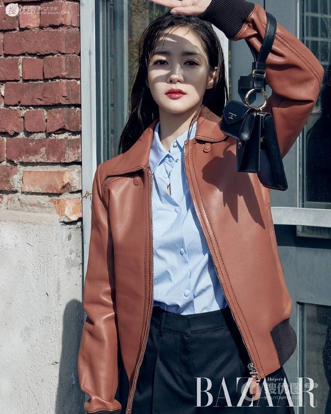 韩国气质时尚女生朴敏英杂志封面写真图集，美背长腿气质超美