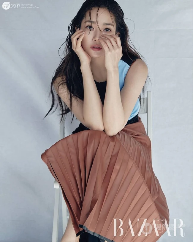 韩国气质时尚女生朴敏英杂志封面写真图集，美背长腿气质超美
