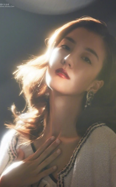 吴千语气质红唇高清近照写真图片，朦胧中的美人，妙不可言