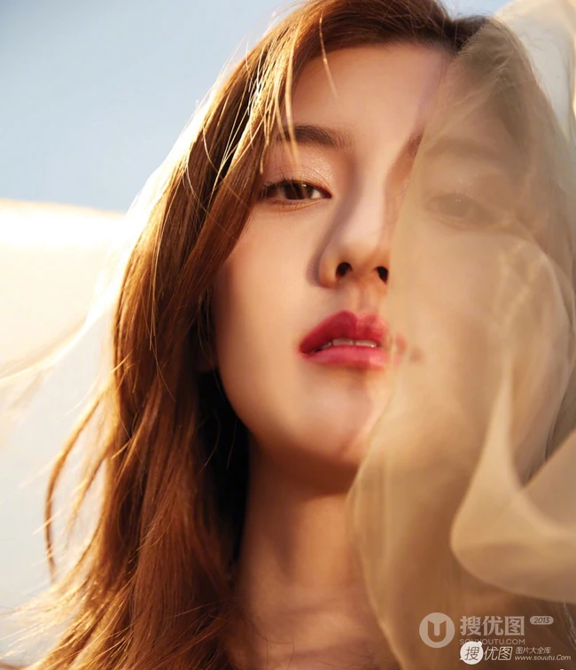 吴千语气质红唇高清近照写真图片，朦胧中的美人，妙不可言
