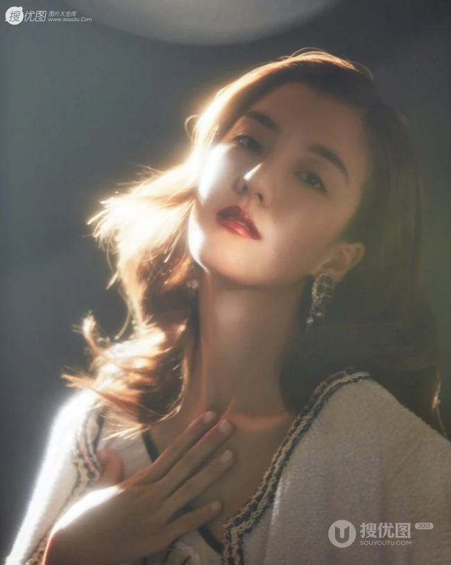 吴千语气质红唇高清近照写真图片，朦胧中的美人，妙不可言