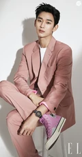 金秀贤手带名表帅气登2020年《ELLE》四月刊杂志封面写真图片