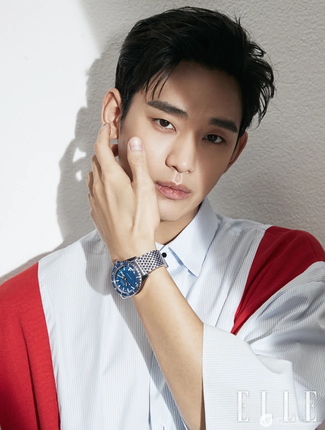 金秀贤手带名表帅气登2020年《ELLE》四月刊杂志封面写真图片