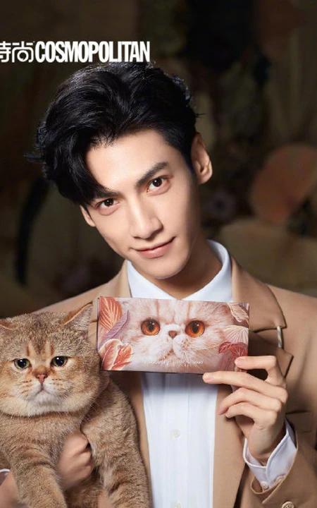 罗云熙成完美日记色彩代言人，与猫同影超有爱杂志封面写真图片