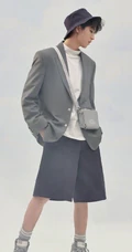 不一样的王俊凯，王俊凯灰衣戴帽搭短裤活力个性写真图片