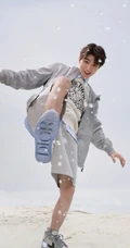 不一样的王俊凯，王俊凯灰衣戴帽搭短裤活力个性写真图片