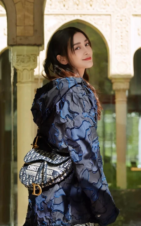 美女明星杨颖欧式建筑时尚随拍手机壁纸图片