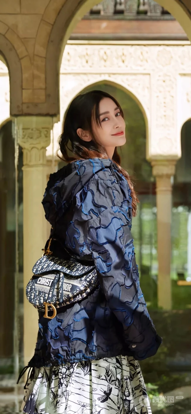 美女明星杨颖欧式建筑时尚随拍手机壁纸图片