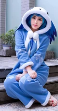 坐在台阶上的COSPLAY蓝发美女高清手机壁纸