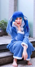 坐在台阶上的COSPLAY蓝发美女高清手机壁纸