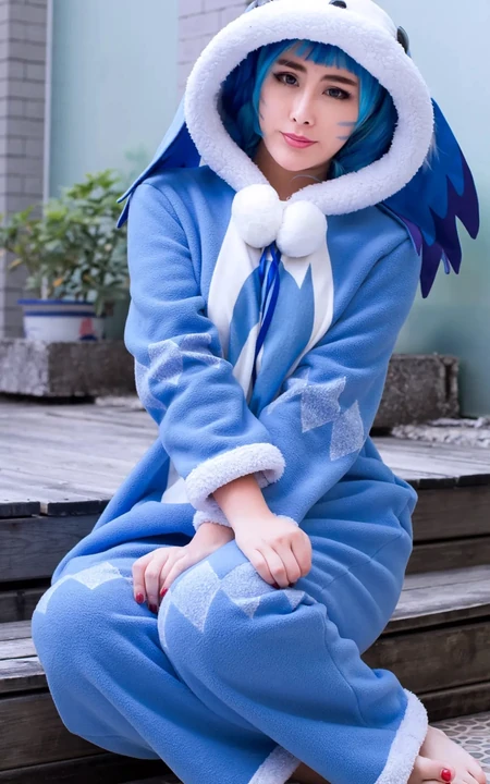 坐在台阶上的COSPLAY蓝发美女高清手机壁纸