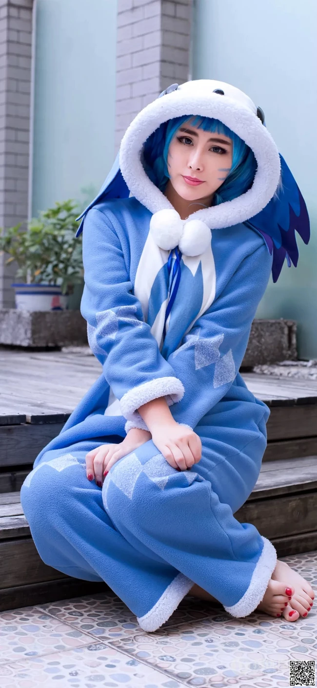 坐在台阶上的COSPLAY蓝发美女高清手机壁纸