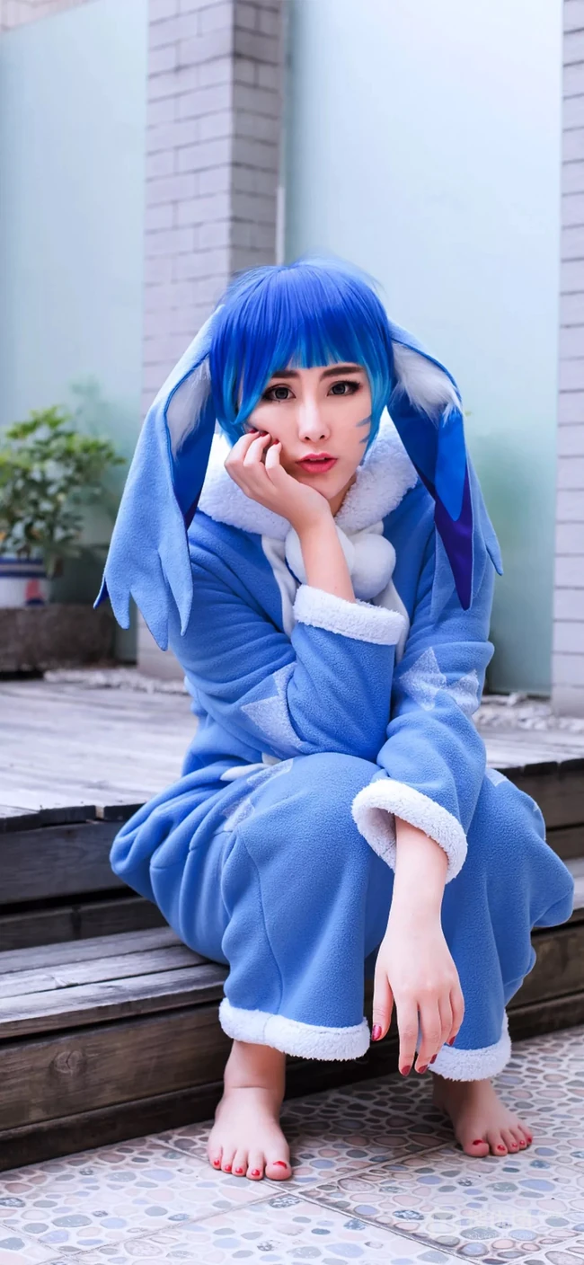 坐在台阶上的COSPLAY蓝发美女高清手机壁纸