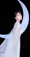 明星吴谨言清纯月下白裙唯美摄影手机壁纸推荐