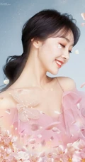 女生宣璐化身甜美温柔桃红美轻熟，端庄优雅，笑颜如花